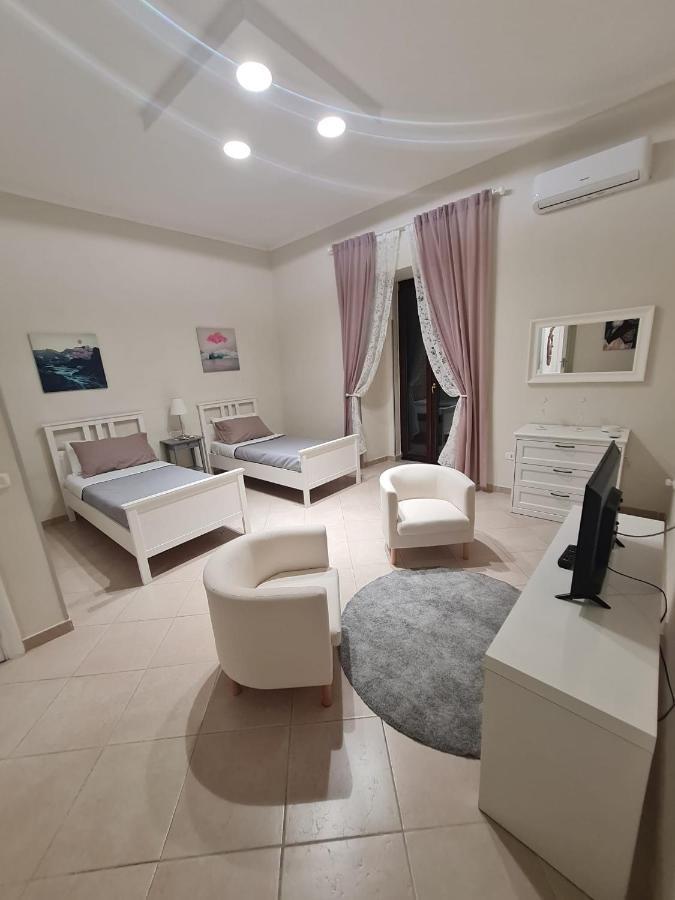 Palizzi's Behind Plebiscite Square Appartement *